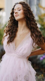 Ein Hauch von Poesie auf der Haut.
Ein Moment, der dich mit deiner eigenen Essenz verbindet.

In meinem Shooting geht es nicht um „mehr“ oder „anders“ – sondern um das Sichtbar-Werden deiner natürlichen Eleganz.
Du wirst sanft angeleitet, gehalten, getragen.
Die ausgewählte Studio-Garderobe unterstreicht, was bereits da ist:
deine Ruhe, deine Anmut, deine feminine Stärke.

Zeitlose Portraits für Frauen, die sich wiedererkennen wollen.  PORTRAITS WOMENEMPOWERMENT BEAUTYSHOOTING #womenempowerment #portrait #beautyshoot