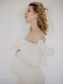 All in white… ich liebe diese ruhigen und sanften Töne, die jeder Frau schmeicheln. Du bist bald Mama? Dann melde dich gerne für sanfte und zeitlose Erinnerungen an deine aufregende Schwangerschaft 🤍