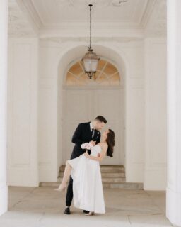Zeitlos. Zart. Authentisch.
Ein Moment, so leicht wie der Atem zweier Herzen – festgehalten in feinen, warmen Tönen und eleganter Zurückhaltung. #fineartwedding #hochzeitsfotografie #fineartphotography #weddinginspiration #brideandgroom #fotografinerika #romantischehochzeit #destinationwedding #fineartbride #zeitlosefotografie