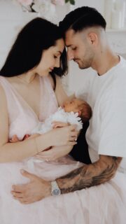 Kleines Wesen, Riesen-Glück! 🤍 was ein kleiner Familienzuwachs an Liebe und Glück entfesselt ist nicht in Worte zu fassen… es war mir eine Ehre diese kleine, perfekte Familie für einen Moment einzufangen, was sicher schon morgen zu einer Erinnerung wird 🤍 #familienbilder #mamakindshooting #stolzerpapa