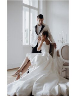 Ein Hauch von Couture. Ein Moment echter Verbundenheit.
Wenn Liebe und Stil verschmelzen, entsteht mehr als ein Bild – es wird eine Stimmung, ein Gefühl, eine Geschichte.
Zart, modern, ehrlich.

📸 Fotografie: @fotografin_erika_ Konzept & Content Creation Event: @vickybaumann.de
Planung: @perfectplan.weddings
Deko Artikel: @thefeatherette
Möbel: @fantastisch_verleih
Blumen: @sophisandkates.wedding
Kleider: @brautbluete
Modelpaar: @miraandbasti
H&M: @ninanolepahairandmakeupdesign / @ninanolepa_bridal_design
Torte: @lepompom_cupcakes
Location: @villamichels
Papeterie: @lin.oh.wedding
Ringe: @einzigartigerschmuck 

#editorialwedding #modernromance #fineartphotography #bridalfashion #luxurywedding