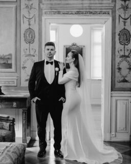 Manchmal denke ich, die schönsten Tage beginnen lange bevor sie geschehen 🤍 in Gedanken, in kleinen Momenten der Vorfreude, in all den Bildern, die man schon im Herzen trägt. 🤍 2026 darf voller solcher Tage werden - echt, sanft und voller Gefühle. Ich freue mich darauf, sie festzuhalten 🤍 #heiraten2026 #hochzeitsinspo #braut #brautstyling