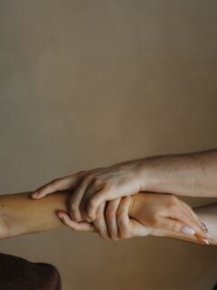 Branding, das man fühlt.

Dein Business hat eine Energie, eine Botschaft.
Etwas, das man nicht erklären kann – aber sofort spürt. Dein Branding entscheidet, ob jemand bleibt oder weiter scrollt.
Ich sorge dafür, dass sie bleiben.

Willst du auch mehr Sichtbarkeit? Schreib mir einfach 🤍